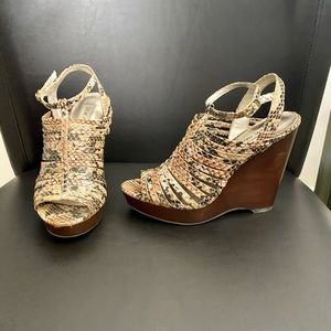 Steve Madden Natural Snake Print Wedge Size 7